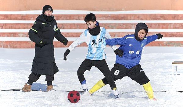 2023-2024年黑龙江省青少年冰雪运动会雪地足球比赛暨省足球精英训练营开幕。